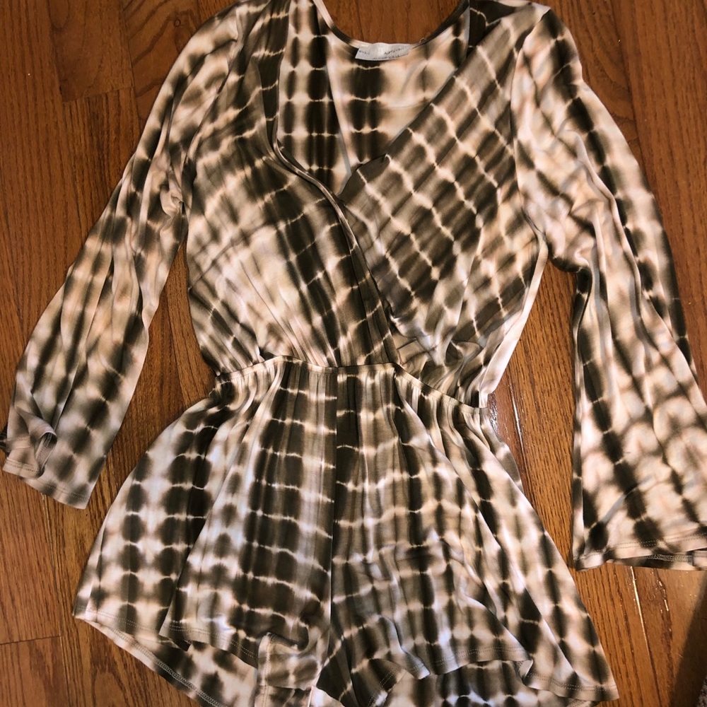 Romper Neutral Pattern Size Small